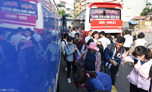 Một số xe chạy tuyến Thanh H&oacute;a, Nam Định... h&agrave;nh kh&aacute;ch mất cả tiếng đồng hồ mới c&oacute; thể lấy đồ.