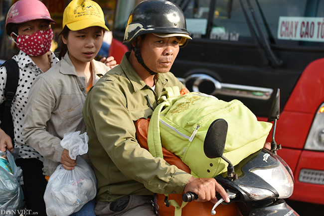 V&agrave; nhiều xe &ocirc;m kh&ocirc;ng ngần ngại chở 3, thậm ch&iacute; kẹp 4 để lấy th&ecirc;m tiền từ h&agrave;nh kh&aacute;ch.