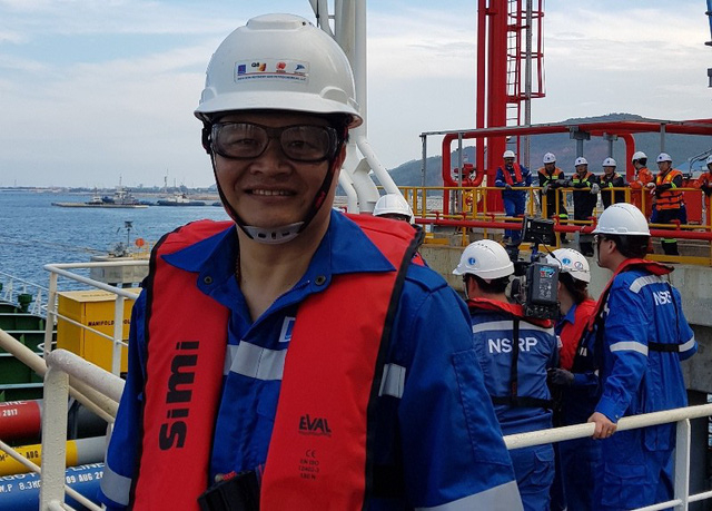 &Ocirc;ng Đinh Văn Ngọc; Ph&oacute; Tổng gi&aacute;m đốc C&ocirc;ng ty TNHH Lọc h&oacute;a dầu Nghi Sơn v&agrave; c&aacute;c chuy&ecirc;n gia nước ngo&agrave;i vui mừng trước d&ograve;ng sản phẩm đầu ti&ecirc;n.