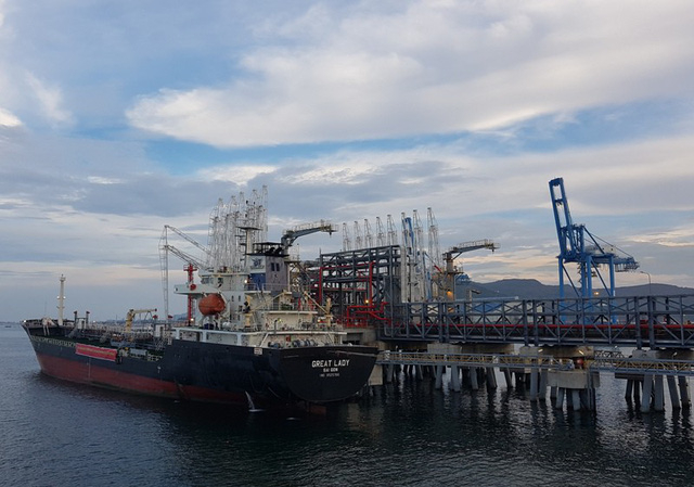 Chuyến t&agrave;u đầu ti&ecirc;n cập cảng vận chuyển sản phẩm xăng dầu.