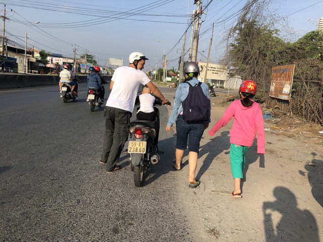 Anh L&ecirc; Văn Trung th&agrave; dẫn bộ chứ kh&ocirc;ng đưa xe v&agrave;o c&aacute;c điểm v&aacute; xe tr&ecirc;n quốc lộ