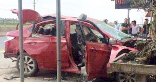 Xe ô tô bất ngờ phát nổ như bom trong quán karaoke