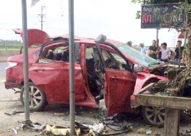 Chiếc xe bị nổ tại hiện trường.