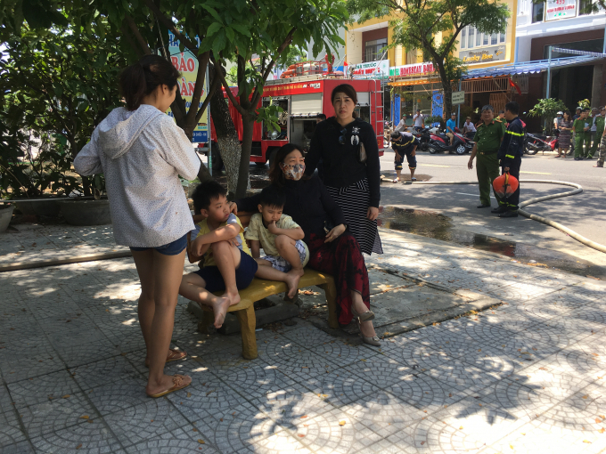 Hai ch&aacute;u b&eacute; được hai du kh&aacute;ch cứu hộ kịp thời. Ảnh: PCCC Đ&agrave; Nẵng.