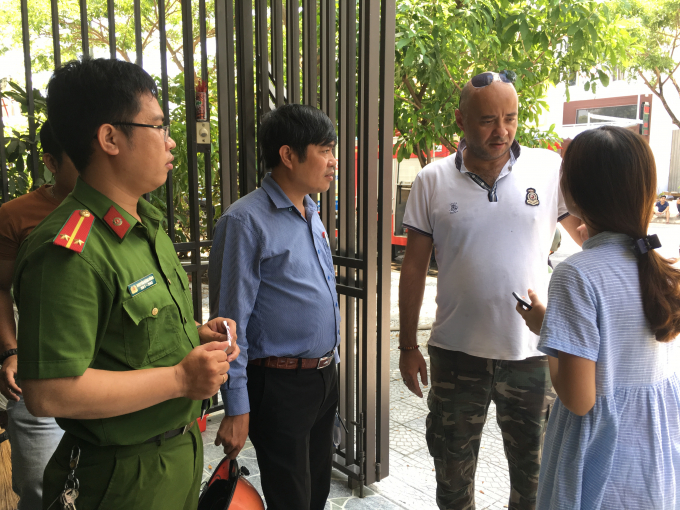 Du kh&aacute;ch Jean kể lại sự việc khi ph&aacute;t hiện vụ ch&aacute;y. Ảnh: PCCC Đ&agrave; Nẵng.