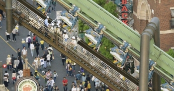 Tàu trượt gặp sự cố, 64 hành khách bị treo ngược suốt 2 giờ