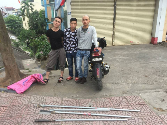 Lực lượng chức năng bắt giữ nh&oacute;m đối tượng.