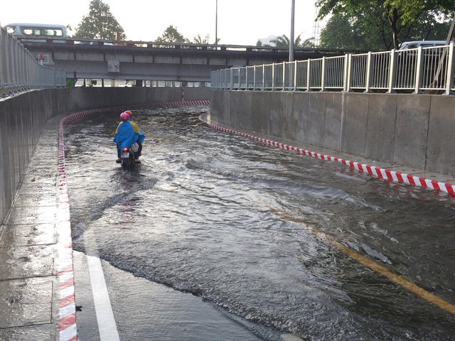 Hầm chui mới đưa v&agrave;o sử dụng được hơn 10 ng&agrave;y đ&atilde; xảy ra ngập nước