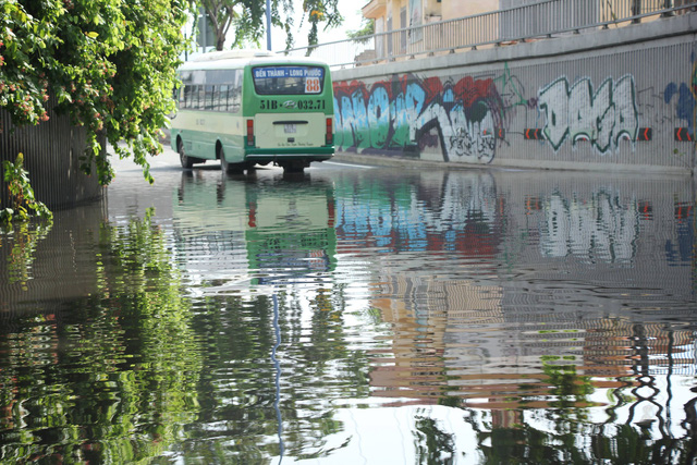 Chiếc xe bu&yacute;t bị chết m&aacute;y khi di chuyển qua hầm chui dưới dạ cầu Kh&aacute;nh Hội