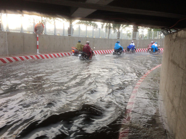 TP HCM: Hầm chui vừa th&ocirc;ng xe đ&atilde; ngập nước nghi&ecirc;m trọng
