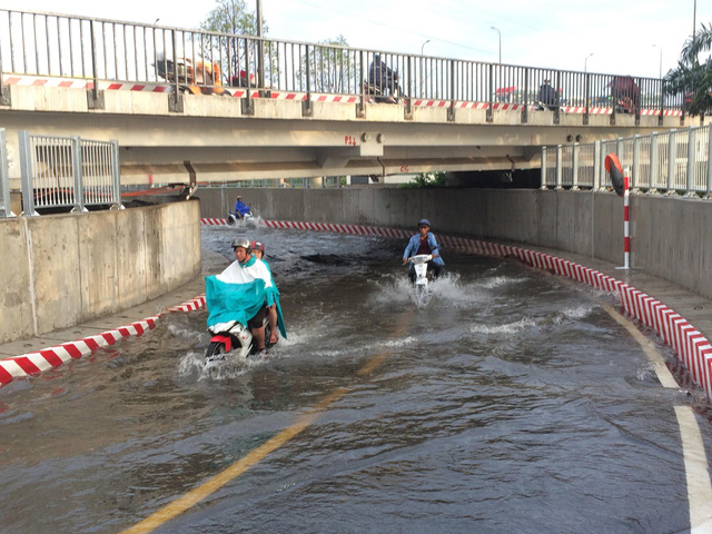 TP HCM: Hầm chui vừa th&ocirc;ng xe đ&atilde; ngập nước nghi&ecirc;m trọng