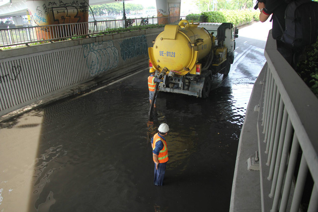C&ocirc;ng ty tho&aacute;t nước điều xe bơm đến h&uacute;t nước tại hầm chui cầu Kh&aacute;nh Hội