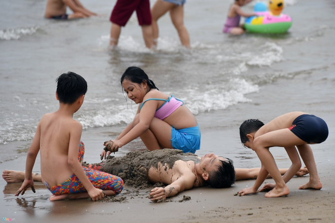 Thời tiết trong những ng&agrave;y nghỉ lễ năm nay kh&aacute; m&aacute;t mẻ, nắng nhẹ, ph&ugrave; hợp cho du kh&aacute;ch trải nghiệm nhiều hoạt động vui chơi, thưởng l&atilde;m đa dạng, thay v&igrave; chỉ ồ ạt đổ xuống biển &ldquo;ng&acirc;m m&igrave;nh&rdquo; cho hạ nhiệt như m&ugrave;a nghỉ lễ năm ngo&aacute;i