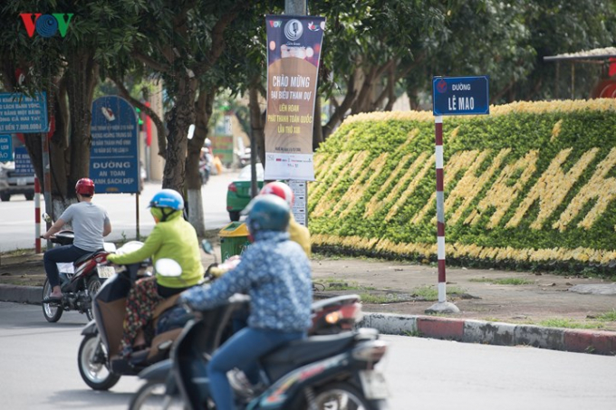 Để tuy&ecirc;n truyền, quảng b&aacute; cũng như ch&agrave;o đ&oacute;n c&aacute;c đo&agrave;n về tham dự Li&ecirc;n hoan... BTC đ&atilde; cho treo băng r&ocirc;n khắp c&aacute;c con phố xung quanh những nơi diễn ra sự kiện tại th&agrave;nh phố Vinh.