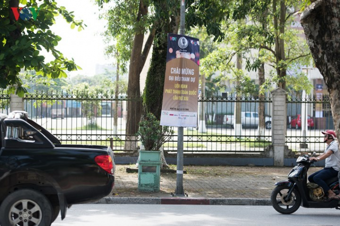 Kh&ocirc;ng kh&iacute; tại c&aacute;c tuyến phố n&agrave;y dường như cũng trở n&ecirc;n s&ocirc;i động v&agrave; n&aacute;o nhiệt hơn...