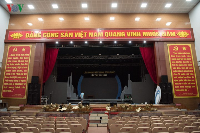 Ph&iacute;a trong s&acirc;n khấu ch&iacute;nh, BTC đang chỉnh trang lại c&aacute;c thiết bị &acirc;m thanh, &aacute;nh s&aacute;ng...