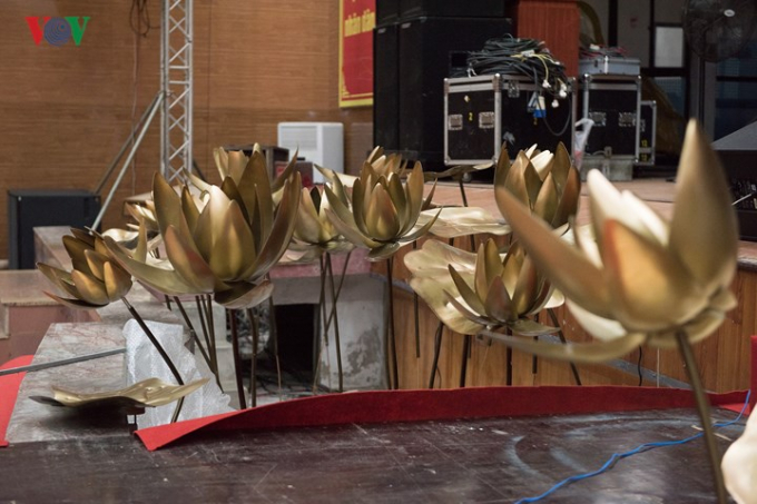 Hoa sen bố tr&iacute; xung quanh s&acirc;n khấu sẽ l&agrave; h&igrave;nh ảnh trọng t&acirc;m của đ&ecirc;m khai mạc.