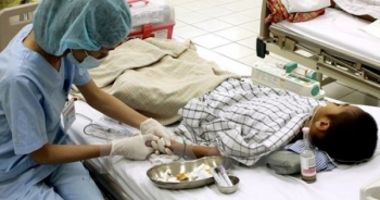 Chơi trò đóng giả bác sĩ, bệnh nhân, 2 trẻ 4 tuổi bị sốc thuốc