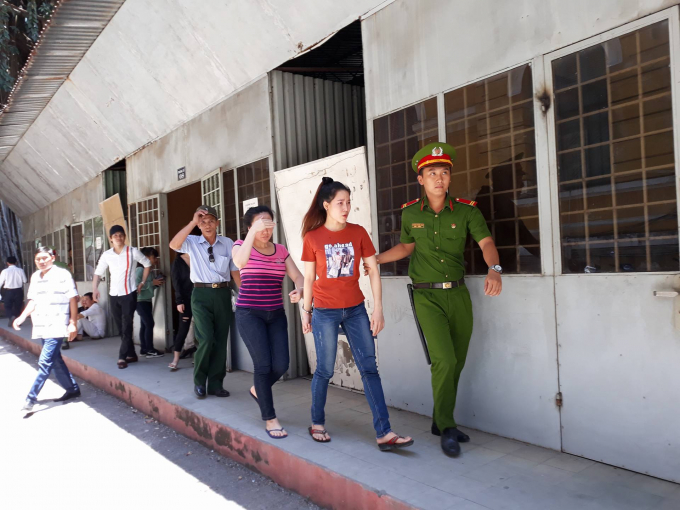 Gắn m&aacute;c hoa kh&ocirc;i, vừa b&aacute;n d&acirc;m vừa m&ocirc;i giới - cả d&agrave;n người đẹp đi t&ugrave;