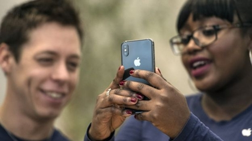 IPhone vẫn l&agrave; sản phẩm chủ lực của Apple.