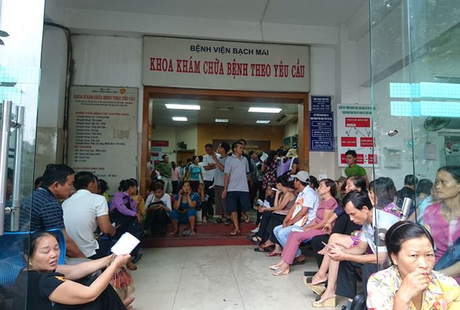 Người d&acirc;n ngồi chờ đến lượt kh&aacute;m chữa bệnh tại Bệnh viện Bạch Mai, H&agrave; Nội. Ảnh Như &Yacute;.