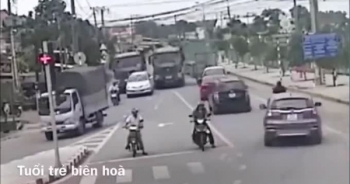 Clip: Thót tim hai xe ben chèn ép nhau, chạy với tốc độ cao tại Đồng Nai