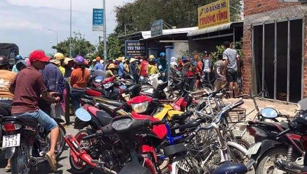 H&agrave;ng trăm người d&acirc;n chứng kiến h&igrave;nh ảnh tang thương. (ảnh T.H)