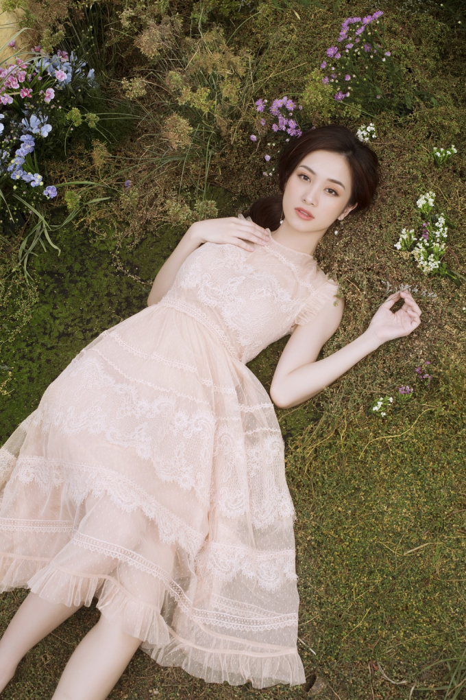 Đ&acirc;y được xem l&agrave; xu hướng thời trang được đ&ocirc;ng đảo c&aacute;c nh&agrave; thiết kế lựa chọn cho sản phẩm của m&igrave;nh.Khi kho&aacute;c l&ecirc;n người bộ c&aacute;nh n&agrave;y, vẻ đẹp thanh lịch, qu&yacute; phải được bộc lộ qua sự mềm mại của họa tiết ren kh&ocirc;ng bao giờ lỗi mốt.