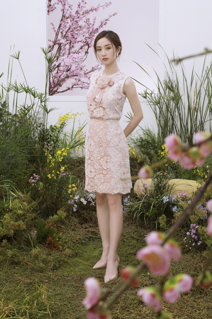 Những chiếc đầm ren b&oacute; s&aacute;t l&agrave; lựa chọn kh&ocirc;ng thể ho&agrave;n hảo hơn cho những c&ocirc; n&agrave;ng sở hữu v&oacute;c d&aacute;ng &ldquo;chuẩn kh&ocirc;ng cần chỉnh&rdquo;.