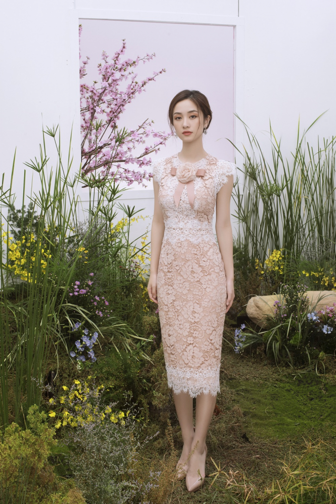 Điểm nhấn của bộ trang phục n&agrave;y l&agrave; họa tiết ren được đ&iacute;nh kết kh&eacute;o l&eacute;o th&agrave;nh h&igrave;nh tr&aacute;i tim c&ugrave;ng b&ocirc;ng hồng giữa ngực &aacute;o gi&uacute;p nữ diễn vi&ecirc;n th&ecirc;m phần tự tin khi đi l&agrave;m hoặc dạo phố.Đ&acirc;y c&ograve;n l&agrave; những mẫu thiết kế ho&agrave;n hảo cho cuộc hẹn h&ograve; đầu ti&ecirc;n.