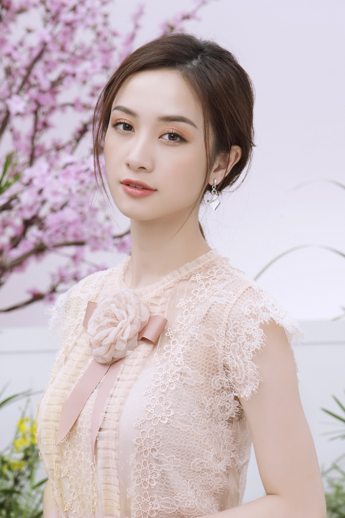 Vẫn m&agrave;u sắc tương tự như những bộ c&aacute;nh trước, nhưng phần ch&acirc;n v&aacute;y được sử dụng chất liệu ren lưới với thiết kế x&ograve;e tạo sự bồng bềnh khi di chuyển.Chiếc v&aacute;y n&agrave;y gi&uacute;p c&aacute;c n&agrave;ng nổi bật trong những chuyến du lịch hay khi đi dạo phố.