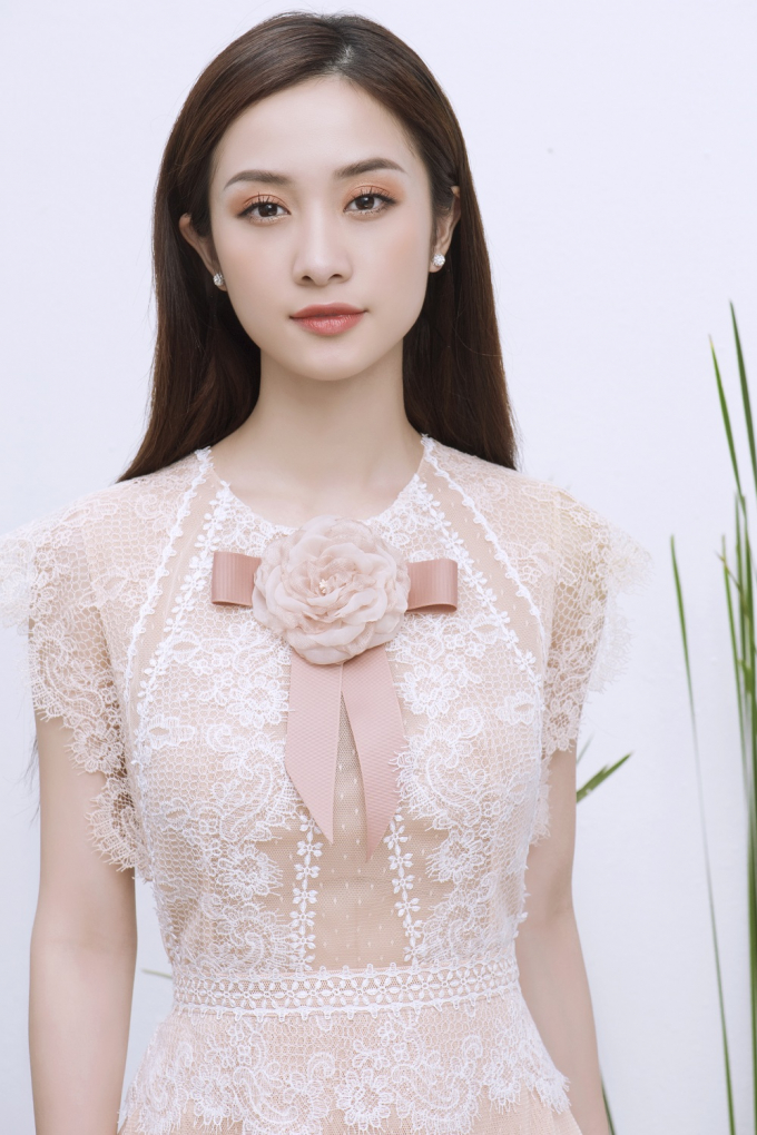 Chiếc nơ hoa ở trung t&acirc;m phần ngực kh&ocirc;ng chỉ l&agrave;m đẹp cho bộ v&aacute;y m&agrave; c&ograve;n t&ocirc;n vinh những n&eacute;t duy&ecirc;n ngầm của người phụ nữ.