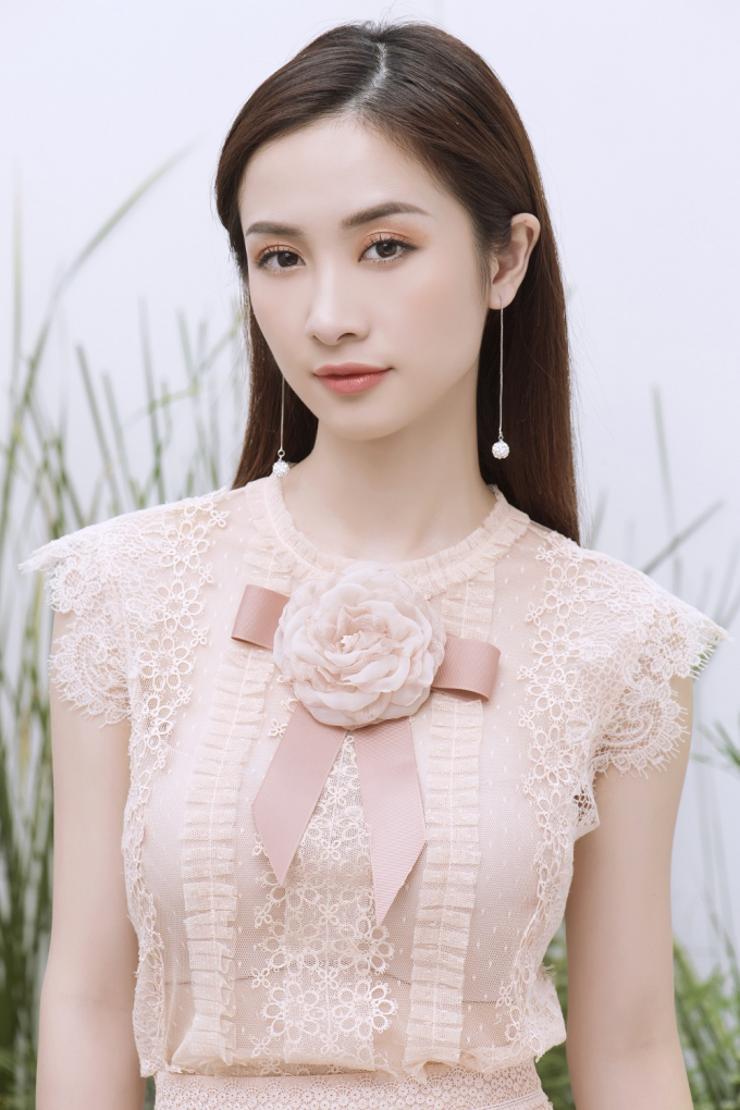 Vốn thể hiện những vai diễn nữ t&iacute;nh, lạnh l&ugrave;ng tr&ecirc;n m&agrave;n ảnh, Jun Vũ kh&ocirc;ng gặp kh&oacute; khăn để thể hiện tinh thần v&agrave; th&ocirc;ng điệp m&agrave; NTK muốn truyền tải th&ocirc;ng qua bộ trang phục.Người đẹp khiến kh&aacute;n giả nhớ đến h&igrave;nh ảnh một Tuyết Anh xinh đẹp trong Th&aacute;ng năm rực rỡ.