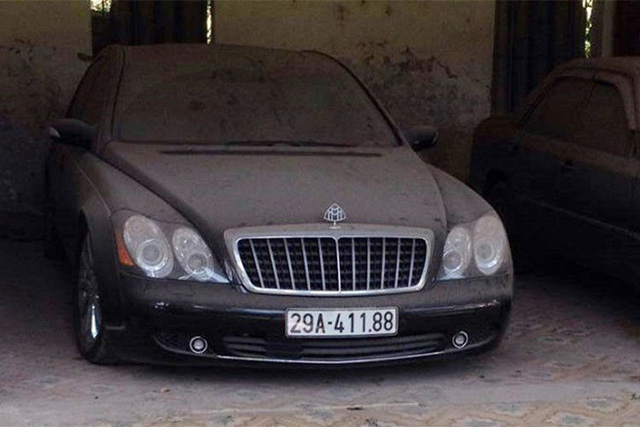 Tuy nhi&ecirc;n, đ&acirc;y kh&ocirc;ng phải l&agrave; lần đầu ti&ecirc;n một chiếc Maybach tại Việt Nam bị bỏ x&oacute;, đ&oacute;ng bụi d&agrave;y đặc. Trước đ&oacute; h&igrave;nh ảnh chiếc xe si&ecirc;u sang Maybach 57S, &ldquo;xế cưng&rdquo; của tr&ugrave;m x&atilde; hội đen Minh