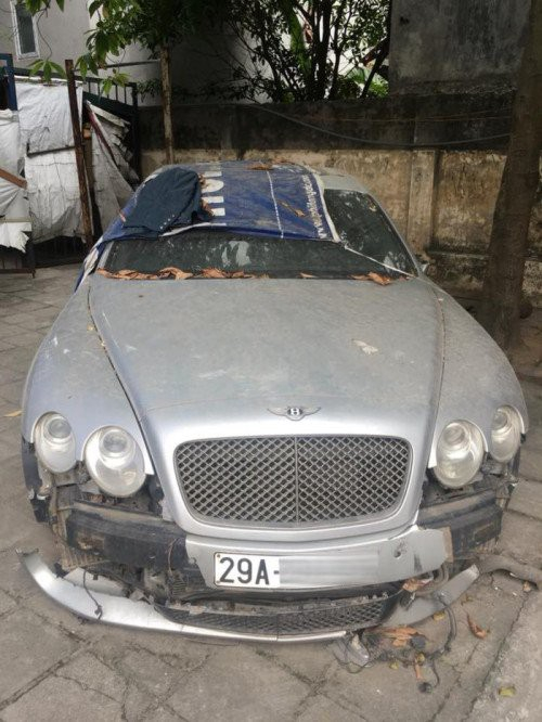 Chiếc Bentley Continental Flying Spur trong bộ &aacute;o trắng ng&agrave; cũng nằm im tại đ&acirc;y đ&atilde; v&agrave;i năm.