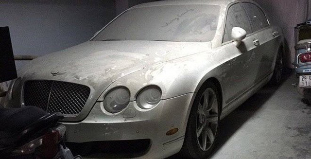 Năm 2016, h&igrave;nh ảnh chiếc Bentley Continental Flying Spur cư tr&uacute; trong một hầm đỗ xe tại H&agrave; Nội với lớp bụi d&agrave;y đặc v&agrave; xung quanh l&agrave; d&agrave;n xe m&aacute;y chen ch&uacute;c nhau khiến nhiều người kh&ocirc;ng khỏi ngao ng&aacute;n. Nhiều nguồn tin cho hay, chiếc xe si&ecirc;u sang đ&atilde; nằm im tại đ&acirc;y hơn 2 năm.