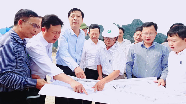 &Ocirc;ng Nguyễn Văn Đọc (thứ 3 từ trái qua) chỉ đạo giao Thanh tra tỉnh thanh tra to&agrave;n diện c&ocirc;ng t&aacute;c quản l&yacute; đất đai tại huyện V&acirc;n Đồn.