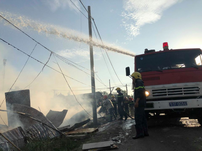 H&agrave;ng trăm c&ocirc;ng nh&acirc;n thẫn thờ v&igrave; cả khu l&aacute;n trại ch&aacute;y rụi
