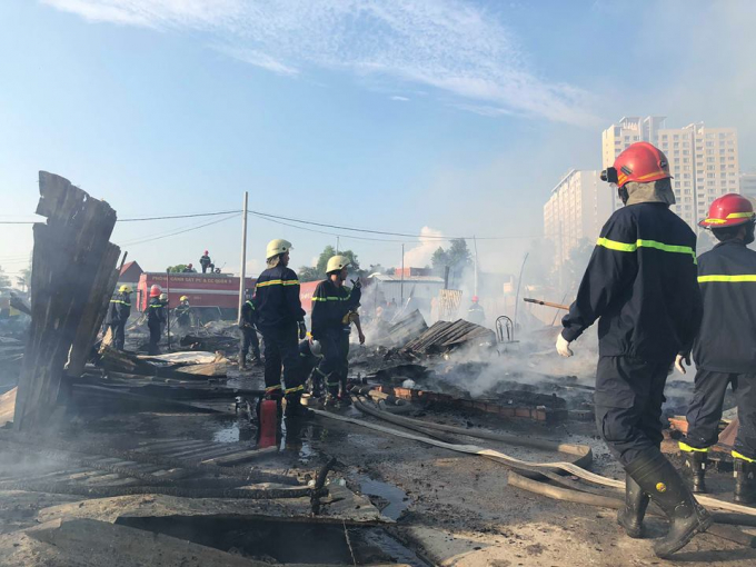 Cảnh s&aacute;t PCCC c&oacute; mặt tiến h&agrave;nh dập lửa, tuy nhi&ecirc;n gần 50 căn nh&agrave; tạm bợ đ&atilde; bị thi&ecirc;u rụi.