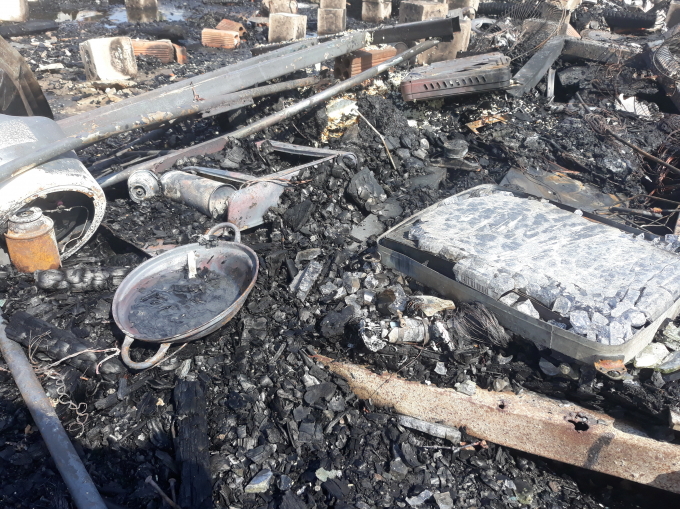 Nhiều vật dụng ch&aacute;y đen nằm lăn l&oacute;c.