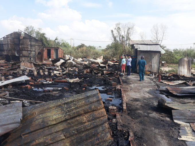 Cả khu l&aacute;n trại chỉ c&ograve;n lại đống tro t&agrave;n.