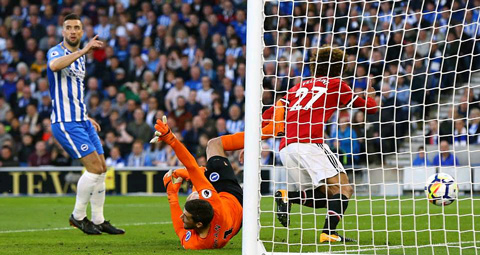 Fellaini đưa b&oacute;ng v&agrave;o lưới Brighton nhưng việt vị.