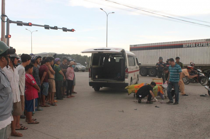 Thi thể nạn nh&acirc;n được đưa về nh&agrave; x&aacute;c bệnh viện.