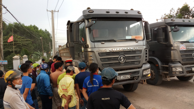 Chiếc xe ben bị người d&acirc;n rượt đuổi y&ecirc;u cầu quay lại hiện trường.