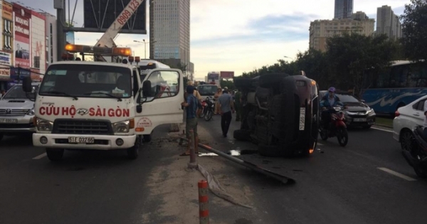 “Xế hộp” lật nhào, tài xế lom khom bò ra ngoài