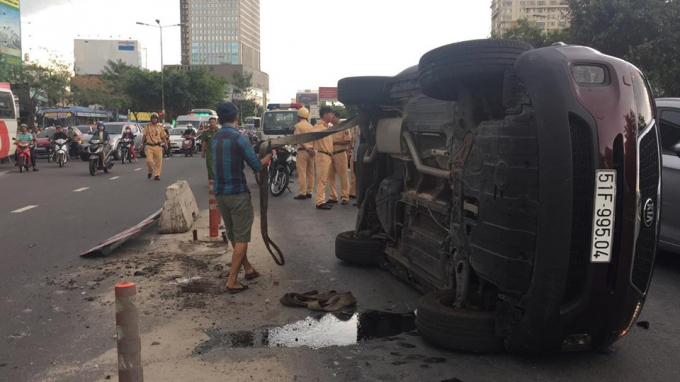 Chiếc &ocirc; t&ocirc; lật nh&agrave;o sau khi t&ocirc;ng v&agrave;o dải ph&acirc;n c&aacute;ch.