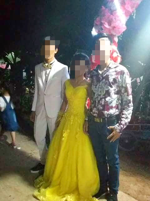 Ch&uacute; rể v&agrave; &ldquo;c&ocirc; d&acirc;u nh&iacute;&rdquo; chụp h&igrave;nh với người th&acirc;n trong lễ đ&iacute;nh h&ocirc;n.