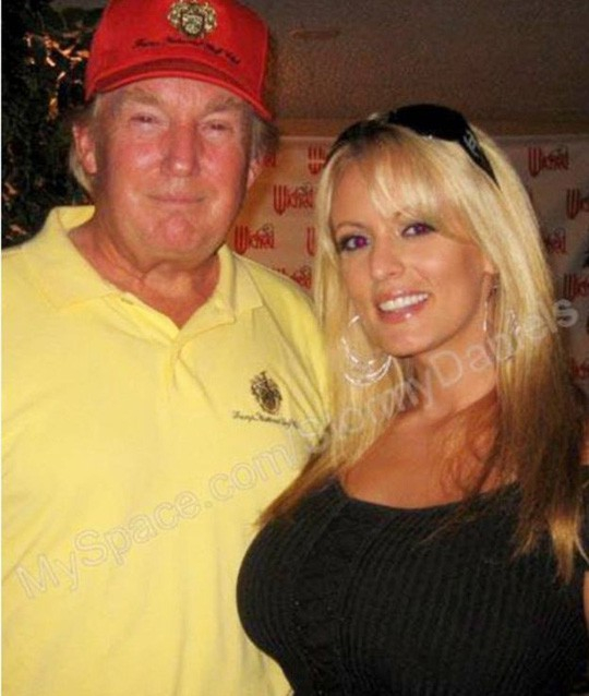 &Ocirc;ngTrump v&agrave; c&ocirc; Stormy Daniels. Ảnh: BBC