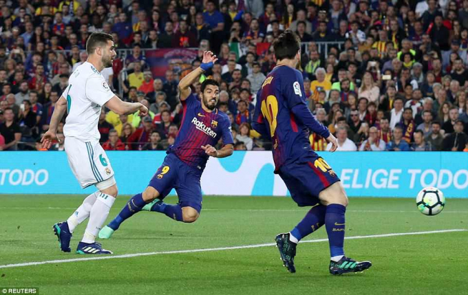 Suarez s&uacute;t tung lưới Navas