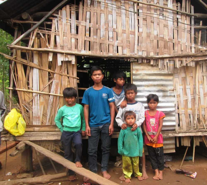 Mẹ chết, cha tự tử, 7 năm qua, A Đưng đ&atilde; lam lũ kiếm tiền nu&ocirc;i c&aacute;c em.